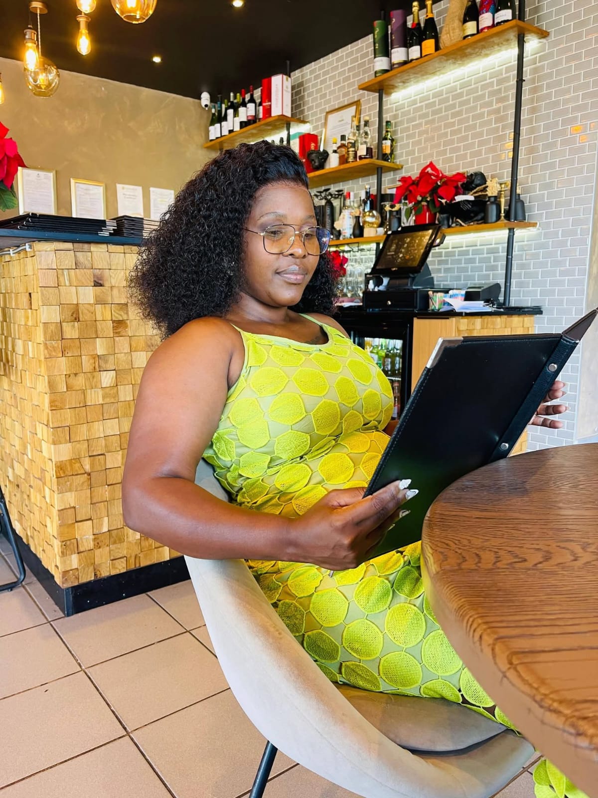 Amelia sugar mummy in Parklands Nairobi looking for friendship first relationship
